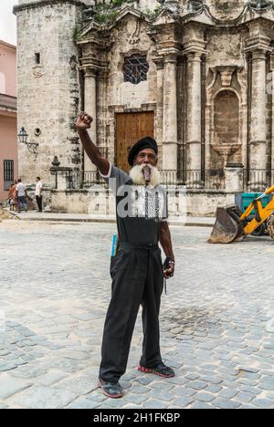 L'Avana, Cuba - 10 Settembre 2013: cubano tradizionale con barba prende una mano e che posano per una foto mentre si fuma grande sigaro cubano nel vecchio Havan Foto Stock