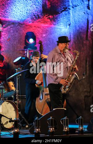 WIELICZKA, Polonia - 2 Novembre 2015: John Scofield e Joe Lovano Quartet riproduzione di musica dal vivo presso il Jazz Cracovia il giorno della commemorazione di tutti i defunti Festival nella Wielic Foto Stock