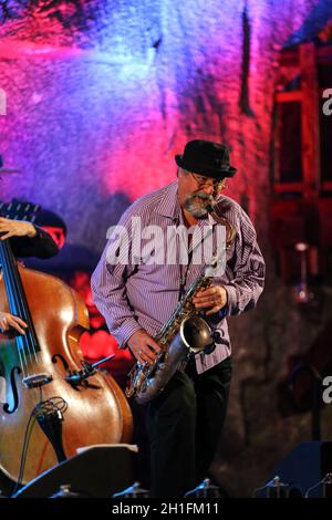 WIELICZKA, Polonia - 2 Novembre 2015: John Scofield e Joe Lovano Quartet riproduzione di musica dal vivo presso il Jazz Cracovia il giorno della commemorazione di tutti i defunti Festival nella Wielic Foto Stock