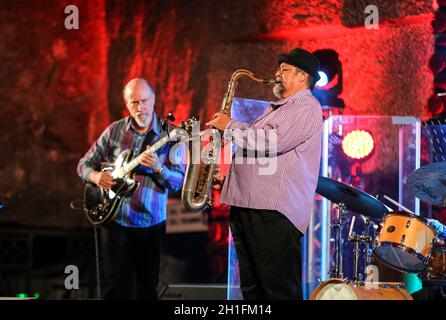 WIELICZKA, Polonia - 2 Novembre 2015: John Scofield e Joe Lovano Quartet riproduzione di musica dal vivo presso il Jazz Cracovia il giorno della commemorazione di tutti i defunti Festival nella Wielic Foto Stock