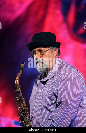 WIELICZKA, Polonia - 2 Novembre 2015: John Scofield e Joe Lovano Quartet riproduzione di musica dal vivo presso il Jazz Cracovia il giorno della commemorazione di tutti i defunti Festival nella Wielic Foto Stock