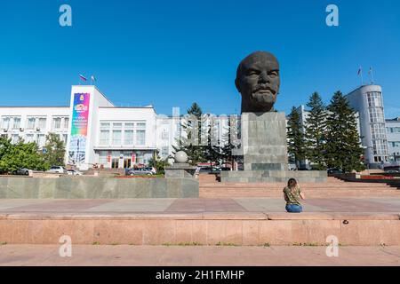 Il capo più grande del mondo del leader sovietico Vladimir Lenin sulla piazza centrale a Ulan-Ude, Repubblica di Buryatia, Russia Foto Stock