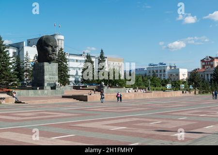 Il capo più grande del mondo del leader sovietico Vladimir Lenin sulla piazza centrale a Ulan-Ude, Repubblica di Buryatia, Russia Foto Stock