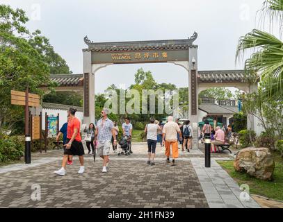 Porta al Villaggio di Ngong Ping, Lantau, Hong Kong Foto Stock