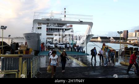 salvador, bahia / brasile - 5 settembre 2017: Passeggeri e veicoli sbarcano dal traghetto Dorival Caymmi al terminal di Sao Joaquim dopo la traversata Foto Stock