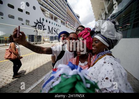 salvador, bahia / brasile - 19 novembre 2018: I turisti sono visti quando sbarcano dalla nave da crociera nel porto di Salvador. *** Local Caption *** Foto Stock