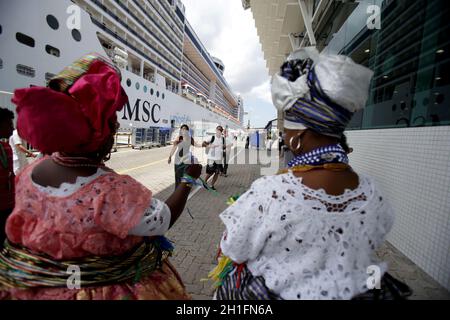 salvador, bahia / brasile - 19 novembre 2018: I turisti sono visti quando sbarcano dalla nave da crociera nel porto di Salvador. *** Local Caption *** Foto Stock