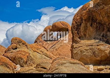 Rocce di Peek-A-Boo - alcune rocce di peek-a-boo contro un cielo blu e nuvole bianche. Foto Stock