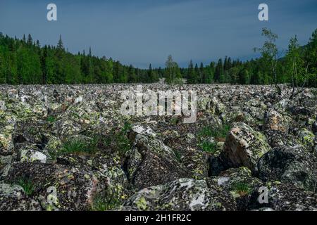 Il fiume di rocce o Stone River. Parco Nazionale di Taganay in Urali meridionali, Russia. Le montagne Urali. Foto Stock