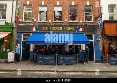 Londra ottobre 2021: La Casa Francese, un bar / pub stabilito su Dean Street nel centro del West End locale della vita notturna di Soho Foto Stock