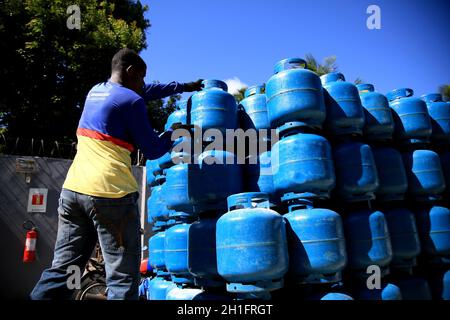 salvador, bahia / brasile - 17 dicembre 2019: Lavoratore è visto vicino al serbatoio di gas GPL nel quartiere Cabula di Salvador. *** Local Caption *** Foto Stock