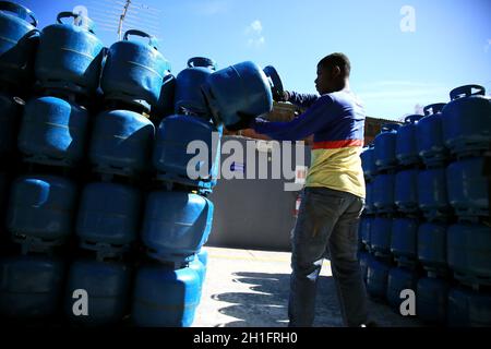 salvador, bahia / brasile - 17 dicembre 2019: Lavoratore è visto vicino al serbatoio di gas GPL nel quartiere Cabula di Salvador. *** Local Caption *** Foto Stock