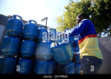 salvador, bahia / brasile - 17 dicembre 2019: Lavoratore è visto vicino al serbatoio di gas GPL nel quartiere Cabula di Salvador. *** Local Caption *** Foto Stock