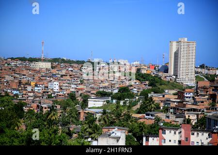 salvador, bahia / brasile - 17 dicembre 2019: Vista delle dimore di slum nel quartiere di Engomadeira, nella città di Salvador. *** Capti locale Foto Stock