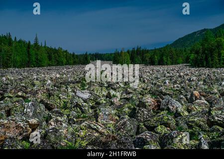 Il fiume di rocce o Stone River. Parco Nazionale di Taganay in Urali meridionali, Russia. Le montagne Urali. Foto Stock