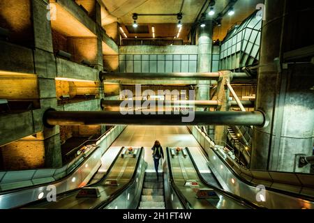 Londra ottobre 2021: Interno della stazione della metropolitana di Westminster, una stazione della metropolitana di zona 1 presso il Parlamento Foto Stock