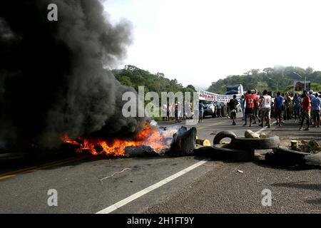 itacare, bahia / brasile - 14 marzo 2012: La gente interdetta l'autostrada BR 101 in cerca di miglioramenti nel villaggio di Taboquinas in Itacare. L Foto Stock