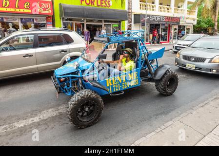 Philipsburg, St. Maarten - 1 maggio 2019: Uomo non identificato in una dune buggy sulle strade della città di Philipsburg, St. Maarten, Caraibi olandesi. Foto Stock