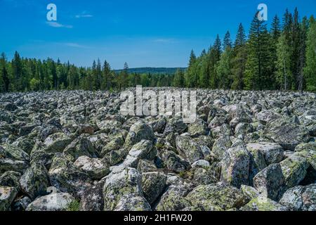 Il fiume di rocce o Stone River. Parco Nazionale di Taganay in Urali meridionali, Russia. Le montagne Urali. Foto Stock