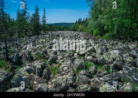 Il fiume di rocce o Stone River. Parco Nazionale di Taganay in Urali meridionali, Russia. Le montagne Urali. Foto Stock