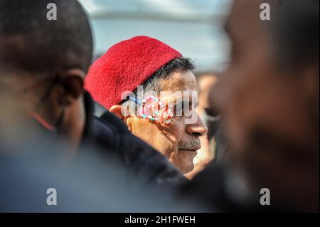 Tunisi, Tunisia. 18 ottobre 2021, i musulmani partecipano ad una cerimonia religiosa che commemora la nascita dell'amato profeta Muhammed, conosciuto in arabo come 'Mawlid al-Nabi' alla Moschea di Zaytuna . I musulmani celebrano ogni anno il compleanno del profeta Maometto in tutto il mondo il 12° mese di Rabi-ul-Awal nel calendario islamico. Il 18 ottobre 2021 a Tunisi, Tunisia. (Foto di Hasan Mrad/ Eyepix Group) Foto Stock