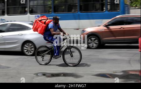 salvador, bahia/brasile - 8 ottobre 2019: L'uomo che consegna il cibo guida la sua bici attraverso le strade di Salvador. *** Local Caption *** Foto Stock