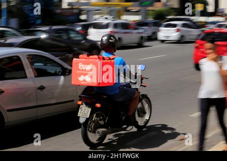 salvador, bahia / brasile - 15 luglio 2019: Uomo di consegna di cibo visto su Tancredo Neves Avenue in Salvador. *** Local Caption *** . Foto Stock