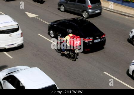 salvador, bahia / brasile - 15 luglio 2019: Uomo di consegna di cibo visto su Tancredo Neves Avenue in Salvador. *** Local Caption *** . Foto Stock