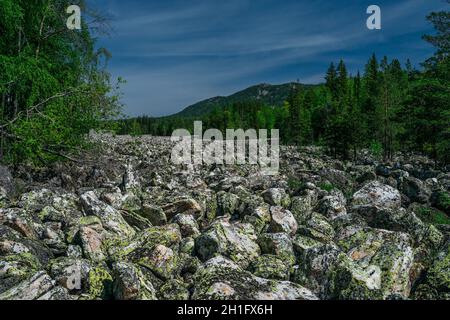 Il fiume di rocce o Stone River. Parco Nazionale di Taganay in Urali meridionali, Russia. Le montagne Urali. Foto Stock