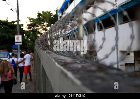 salvador, bahia / brasile - 10 dicembre 2015: parete con recinzione a concertina - con lame da taglio in acciaio galvanizzato - utilizzata per la protezione della casa e dell'azienda Foto Stock