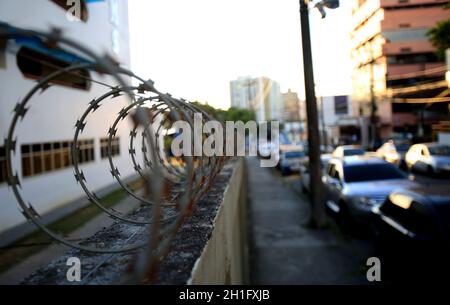 salvador, bahia / brasile - 10 dicembre 2015: parete con recinzione a concertina - con lame da taglio in acciaio galvanizzato - utilizzata per la protezione della casa e dell'azienda Foto Stock