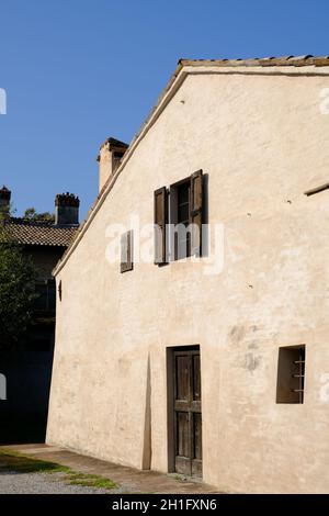 Facciata con finestre della casa di campagna di Giuseppe Verdi. Luogo di nascita del musicista italiano Giuseppe Verdi nel borgo di Roncole di Busseto (Parma). Foto Stock