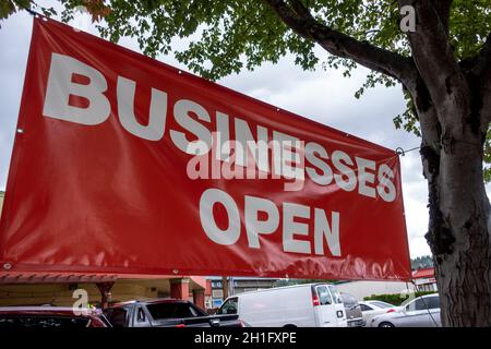 Woodinivlle, WA USA - circa Settembre 2021: Vista ad angolo basso di un'azienda Open Sign in the Downtown area. Foto Stock