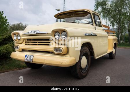 Berlino - Aprile 27, 2019: full-size pickup truck Chevrolet Apache, 1958. Foto Stock