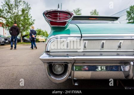 Berlino - Aprile 27, 2019: frammento di full-size auto di lusso Ninety-Eight Oldsmobile Holiday SportSedan (sesta generazione). Foto Stock