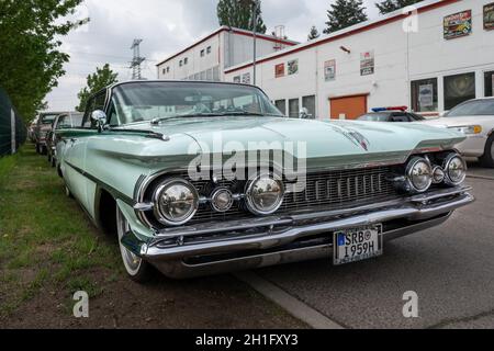 Berlino - Aprile 27, 2019: full-size auto di lusso Ninety-Eight Oldsmobile Holiday SportSedan (sesta generazione). Foto Stock