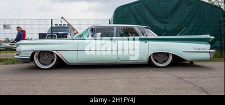 Berlino - Aprile 27, 2019: full-size auto di lusso Ninety-Eight Oldsmobile Holiday SportSedan (sesta generazione). Foto Stock