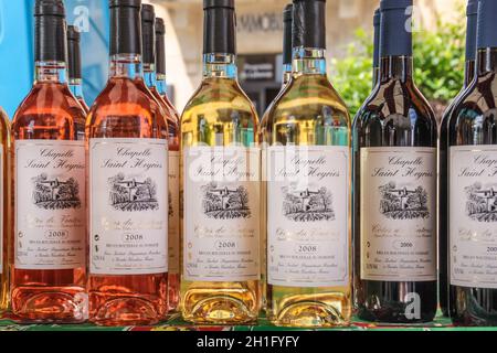 Stand con bottiglie di vino nel mercato Gordes, Provenza, Francia Foto Stock