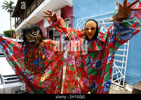 itacare, bahia / brasile - 20 febbraio 2012: Uomini mascherati sono visti sulla strada nella città di Itacare, nel sud Bahia, durante il carnevale. *** Loc Foto Stock