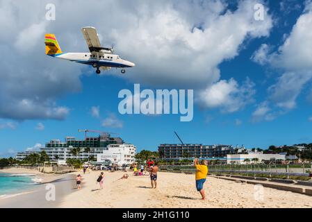 Simpson Bay, Saint Maarten - 17 dicembre 2018: il De Havilland Canada DHC-6-300 Twin Otter aereo atterrando all'Princess Juliana International ai Foto Stock