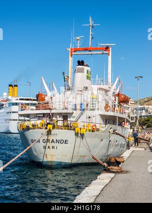 Reggio Calabria, Italia - 30 Ottobre 2017: Cemento nave da trasporto Mar Grande porto di Reggio Calabria, in Italia. Foto Stock