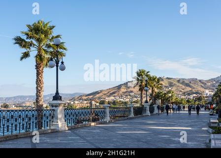 Reggio Calabria, Italia - 30 Ottobre 2017: Reggio di Calabria quay waterfront promenade Lungomare Falcomata con vista Stretto di Messina collegato M Foto Stock