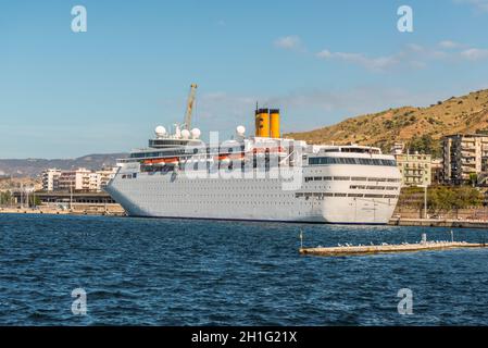 Reggio Calabria, Italia - 30 Ottobre 2017: Costa neoClassica nave da crociera ormeggiata nel porto di Reggio Calabria, costa mediterranea, Italia. Foto Stock