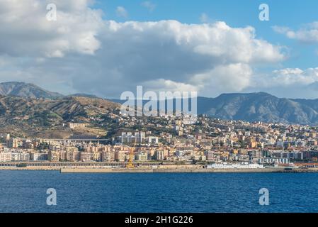 Reggio Calabria, Italia - 30 Ottobre 2017: Vista di Reggio di Calabria - Italia del Sud. Reggio Calabria è una città in Calabria sulla punta dell'Italia. It' Foto Stock