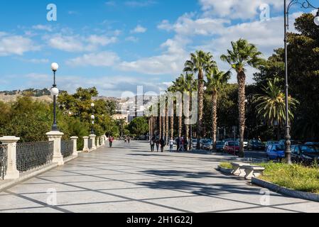 Reggio Calabria, Italia - 30 Ottobre 2017: Reggio di Calabria quay waterfront promenade Lungomare Falcomata in Reggio Calabria Italia meridionale. Foto Stock