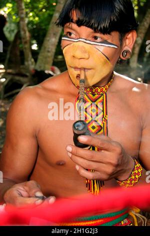 porto seguro, bahia / brasile - 14 aprile 2009: Gli Indiani dell'etnia Pataxo si trovano nel villaggio di Jaqueira, nel comune di Porto Seguro. Foto Stock