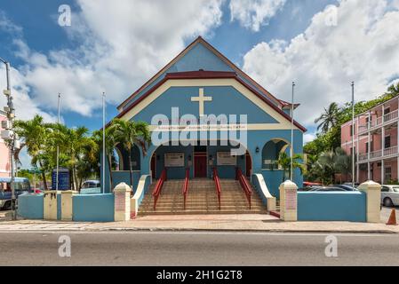 Nassau, Bahamas - 3 maggio 2019: Vista sulla strada di Nassau al giorno con Zion Baptist Chuch sulla Shirley Street. La Chiesa Battista di Sion fu aperta al pubblico Foto Stock
