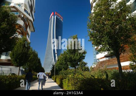 Citylife a Milano, Lombardia, Italia. Circa il 10/2019. CityLife Milano complesso residenziale e generali di torre. Palazzi progettati da Zaha Hadid e circondato Foto Stock