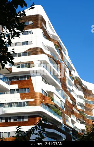 Citylife a Milano, Lombardia, Italia. Circa il 10/2019. CityLife Milano complesso residenziale. Palazzi progettati da Zaha Hadid e circondato da giardini verdi. Foto Stock