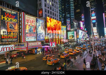 NEW YORK - 17 APRILE 2012: Traffico notturno attraverso Times Square il 17 aprile 2012 a New York City. Times Square è l'attrazione turistica più visitata Foto Stock